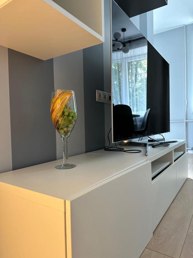 Parkside Escape: Stylish 1-Br Apartment Rīga Exterior foto